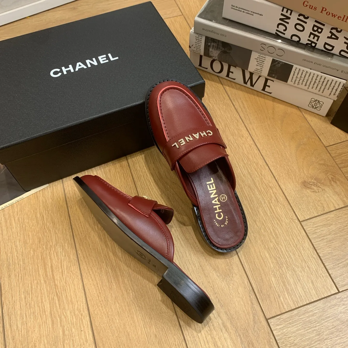 👟👟Ex-factory price 600👟👟 🍀2025 spring and summer new Chanel Chanel small diamond buckle monogram Loaf lazy half-slippers, which can be worn all year round. No matter when you wear them, they are very high-end and durable. You can attract attention when shopping on the street! Easily travel between commuting and leisure occasions, becoming a carefree fashionable and elegant woman ~ Upper: cowhide/butter Lining: lambskin Sole: Italian genuine leather outsole Size: 35-39 (40/41 customized, non-refundable and non-exchangeable